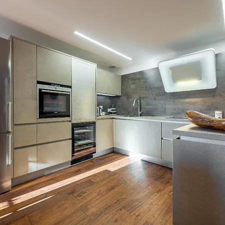 Magnificent Rooftop Jacuzzi & Terrace Olia * 자다르