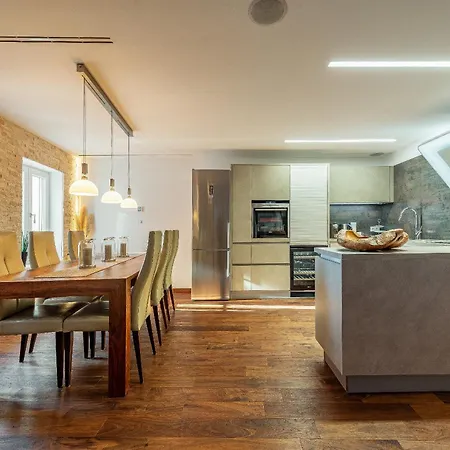 Magnificent Rooftop Jacuzzi & Terrace Olia * 자다르