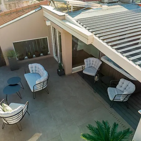 Magnificent Rooftop Jacuzzi & Terrace Olia Appartement *
